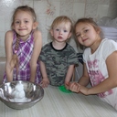 в новогодней подготовке я участвую с сестрой и братом.