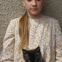 Это её котёнок , маленькая Котя, мы выкормили её из шприца, Мошка не могла её кормить сама, это было трудно, но вот какая она стала уже большая.