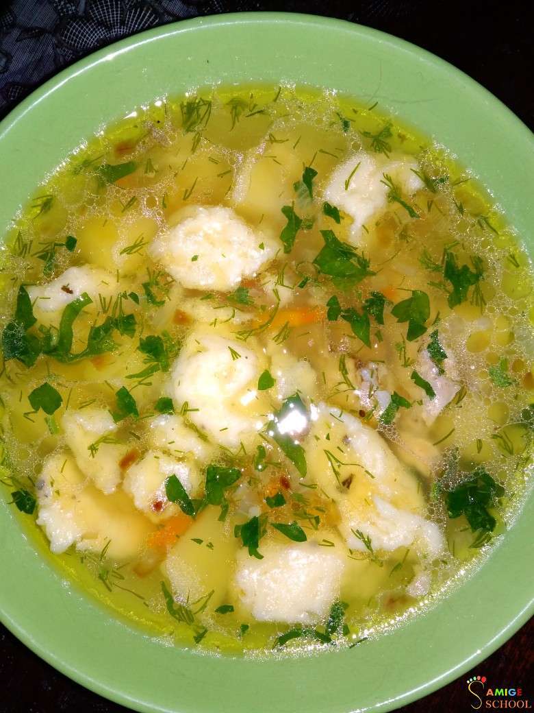 Куриный суп с клецками.