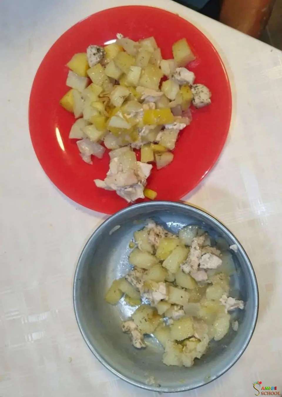Запеченный картофель с курицей. Картофель, филе куриное, лук репчатый, подсолнечное масло, соль, специи