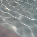 Вода в фонтане.