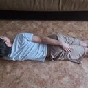 Для пятого упражнения ложимся на живот, руки вытягиваем вперед, ноги немного разводим. Поочередно поднимаем каждую руку и отводим ее назад, немного касаясь пальцами ягодичной области или задней поверхности бедра. Во время выполнения поднимаем голову и смотрим в сторону руки, выполняющей это движение. Вторая рука и ноги в этот момент не отрываются от пола. При чередовании выполняем плавные, размеренные движения, которые будут прорабатывать мышцы. Повторяем это, по 10 - 15 раз на каждую руку.