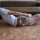 Чтобы выполнить седьмое упражнение мы ложимся на живот, вытягиваем руки перед собой ладонями внутрь, разводим ноги, вытягиваем носки. Начинаем упражнение с одновременного подъема верхней части тела и ног так, чтобы нам было комфортно. Под словом «комфорт» мы понимаем максимально приемлемую высоту, не прогибаемся чрезмерно, преодолеваем боль. Опираемся только на тазовую область и область живота. Руки вытягиваем вдоль тела. Стараемся не задерживать дыхание. Это упражнение выполняется в два подхода по 20 секунд, с перерывом в 10 секунд.