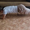 При выполнении четвёртого упражнения ваши  локти должны образовывать угол 90° и располагаться строго под плечами. Втягиваем и напрягаем мышцы брюшного пресса. Тщательно наблюдаем за положением поясницы и лопаток, ваше тело должно образовывать идеально прямую линию. Не поднимаем ягодицы вверх и не опускаем таз к полу. Тело не должно провисать. Для увеличения нагрузки — держим руки рядом, для облегчения — соединяем в замок. Во время выполнения расслабляем плечи, также дышим ровно и глубоко. Это поможет простоять дольше. В такой позе нужно стоят 45 секунд. К сожалению, у меня пока не получается полностью выпрямить тело, лишь так, как на фото.