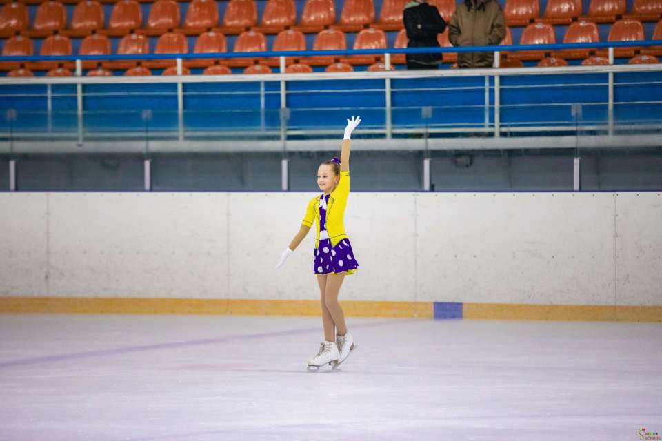 Я профессионально занимаюсь фигурным катанием с 4-х лет. В этом году я защитила 1-ый спортивный разряд. Больше всего люблю ощущение полета и свободы на льду!